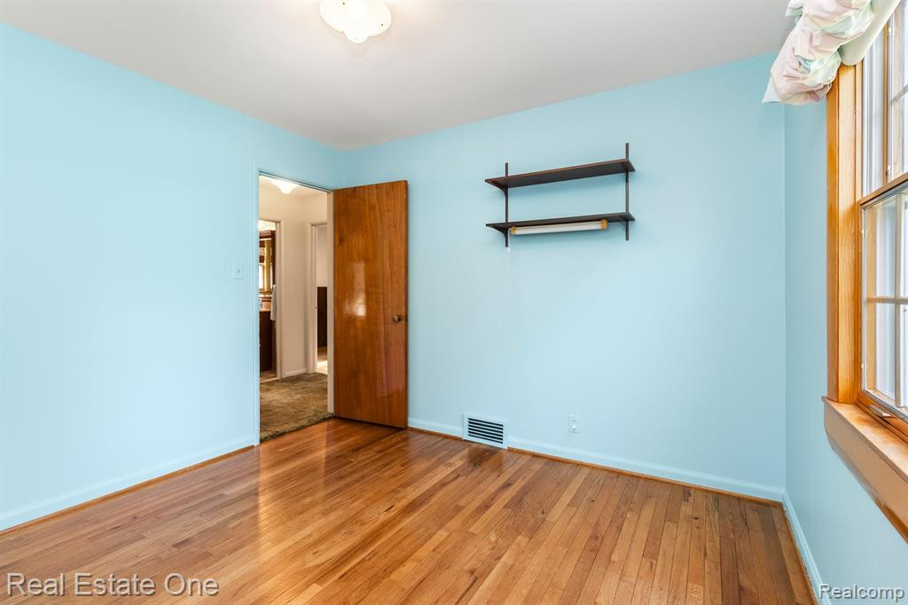 192 Wanda Street, Wolverine Lake, MI 48390 — Photo 27