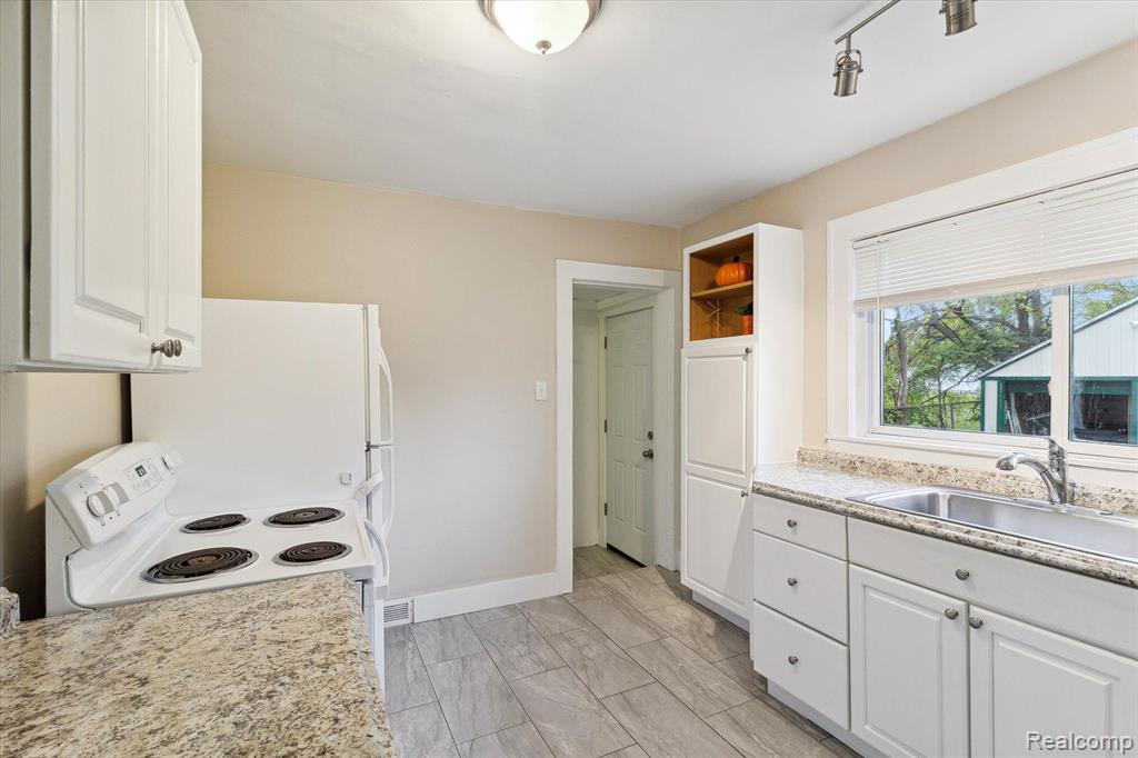 877 CAMERON Avenue, Pontiac, MI 48340 — Photo 14