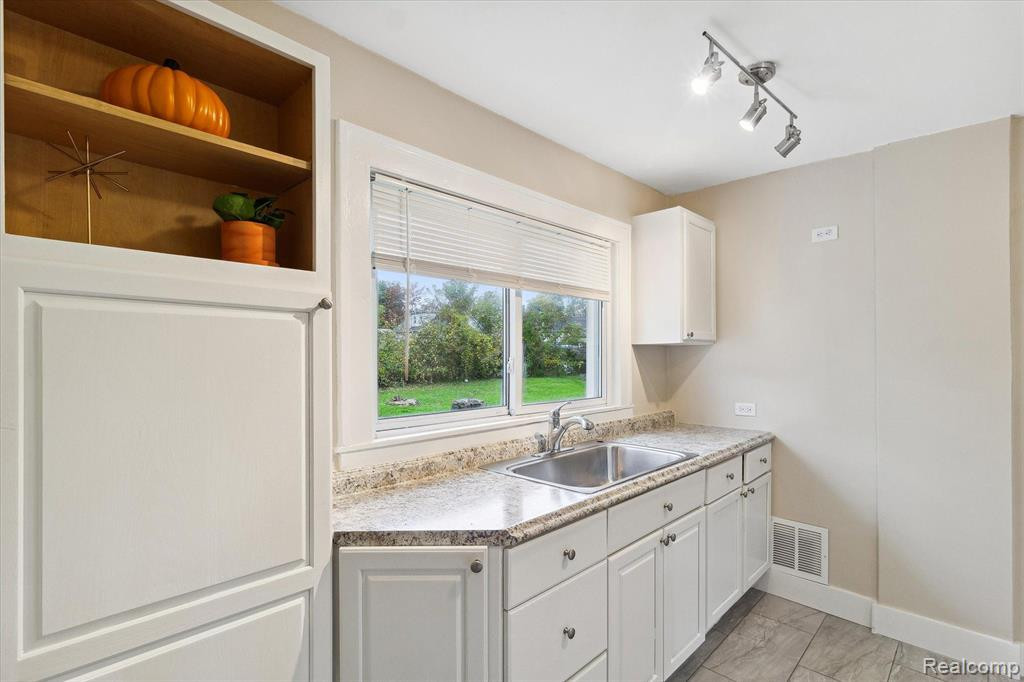 877 CAMERON Avenue, Pontiac, MI 48340 — Photo 16