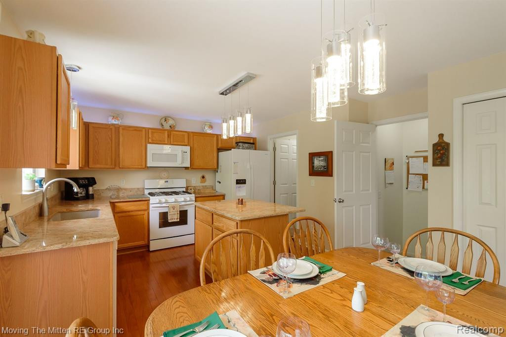 10149 E AVONDALE Circle, Ypsilanti, MI 48198 — Photo 23