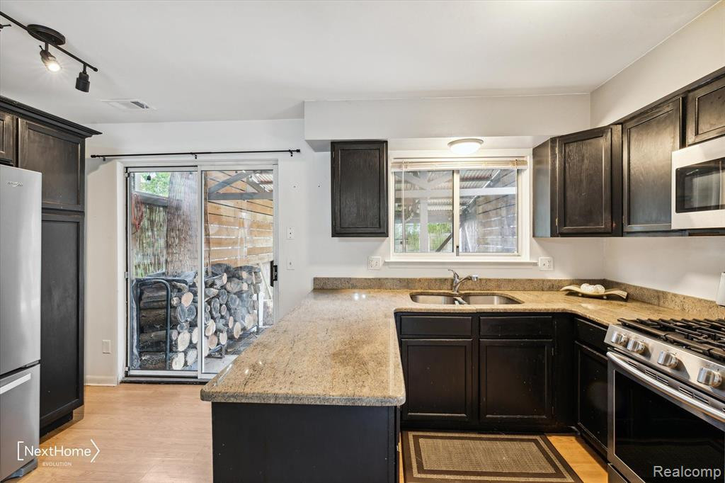 7817 RAMBLEWOOD Street, Ypsilanti, MI 48197 — Photo 10