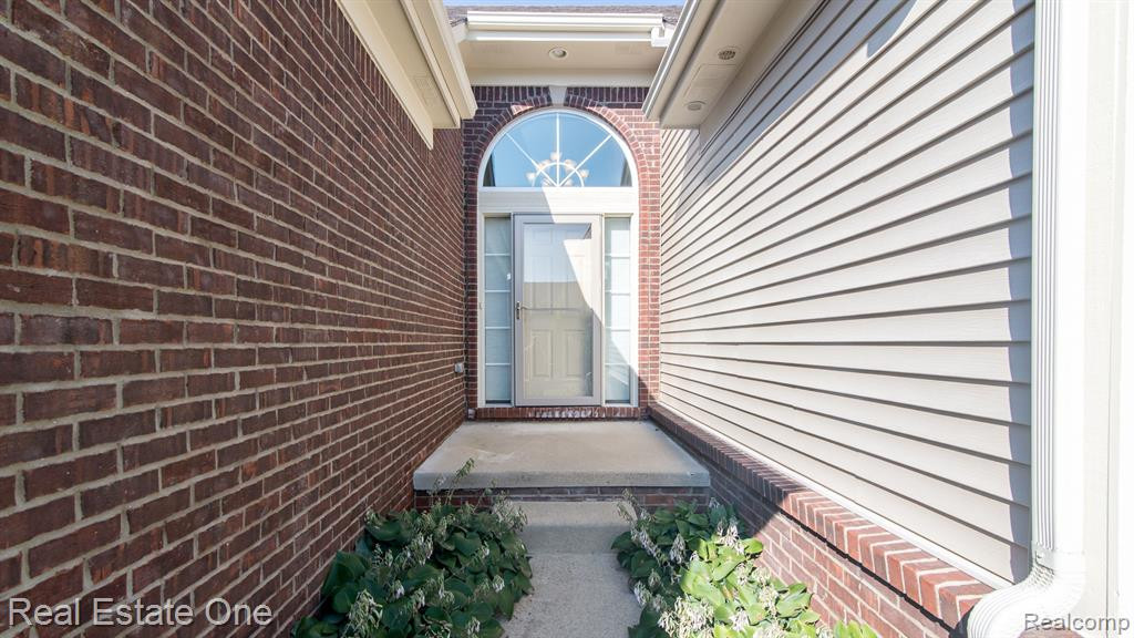 1554 ANDOVER Circle, Commerce Twp, MI 48390 — Photo 4