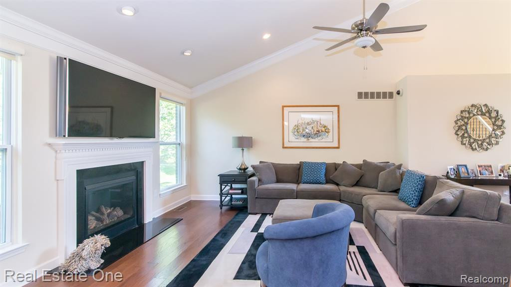 1554 ANDOVER Circle, Commerce Twp, MI 48390 — Photo 9