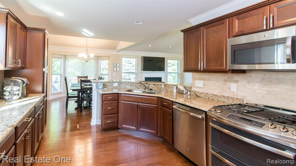 1554 ANDOVER Circle, Commerce Twp, MI 48390 — Photo 14
