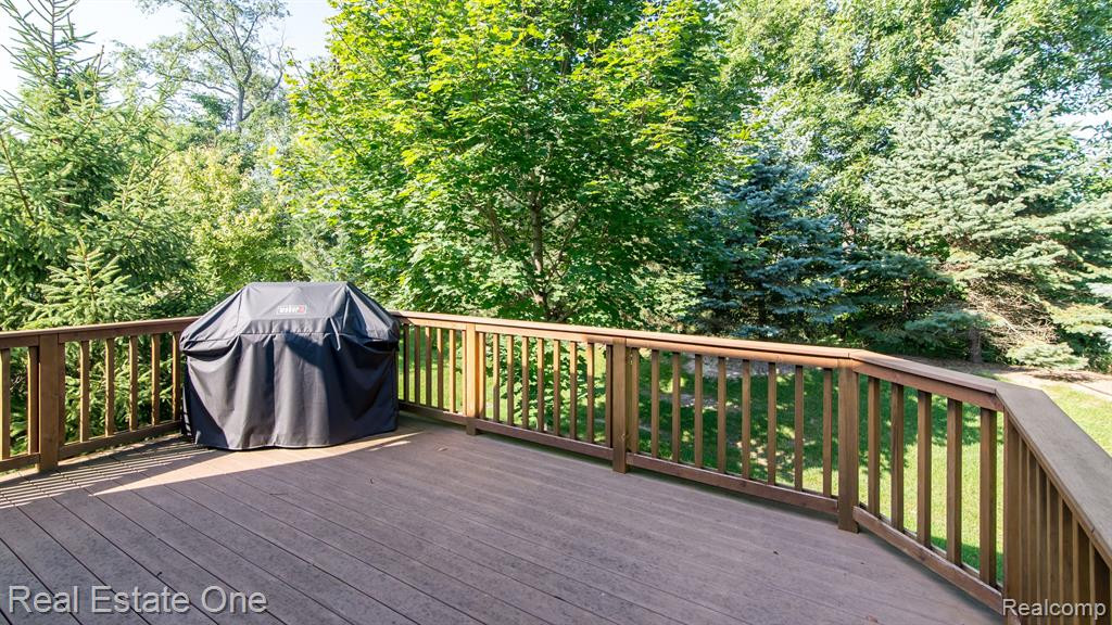 1554 ANDOVER Circle, Commerce Twp, MI 48390 — Photo 43