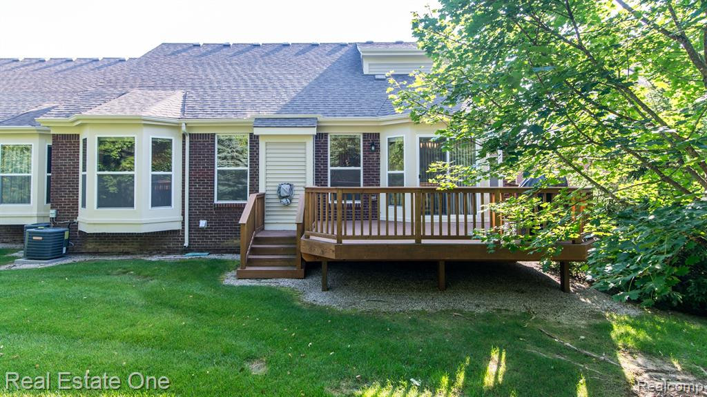 1554 ANDOVER Circle, Commerce Twp, MI 48390 — Photo 45