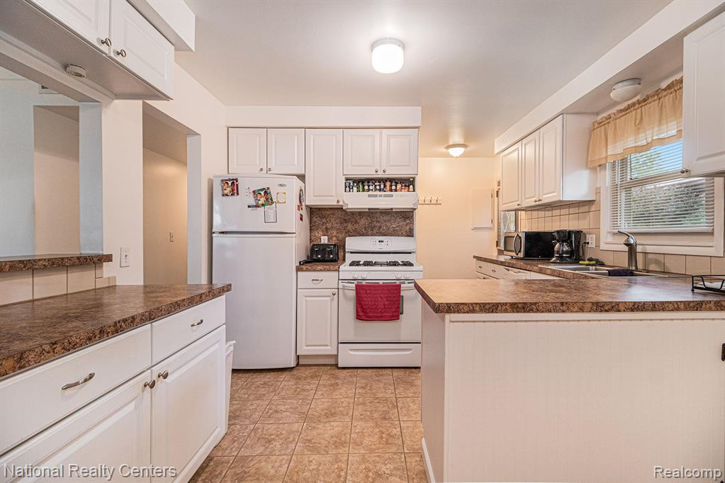 4981 PARDEE Avenue, Dearborn Heights, MI 48125 — Photo 8