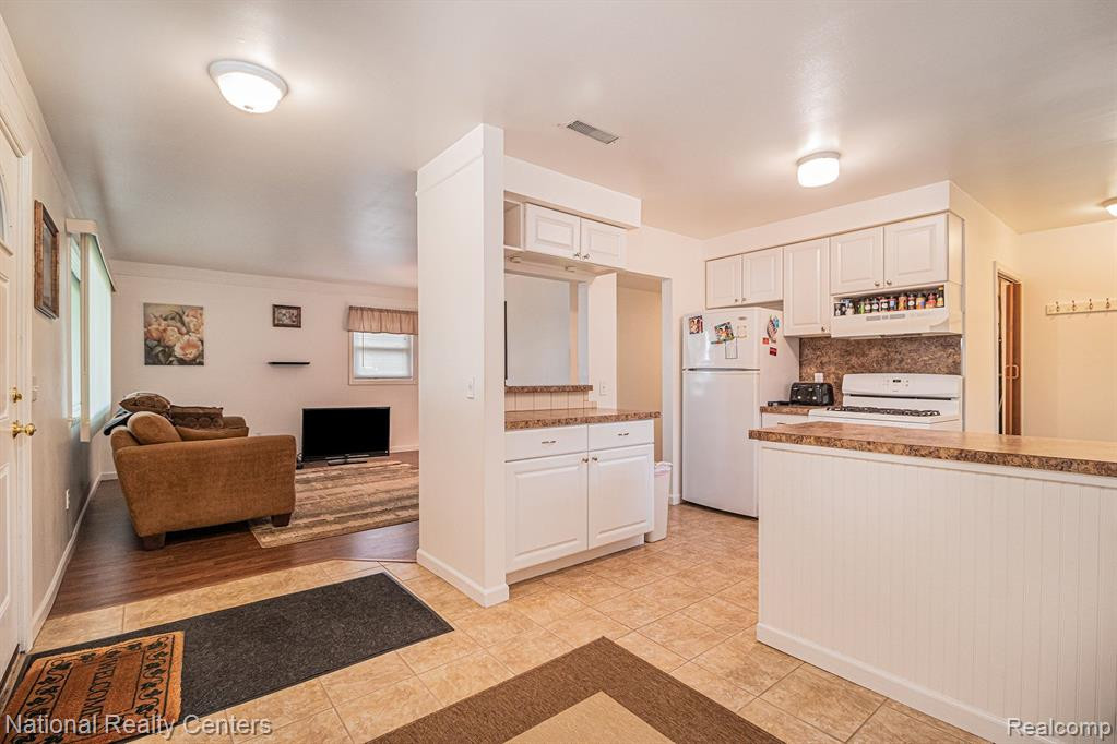 4981 PARDEE Avenue, Dearborn Heights, MI 48125 — Photo 9