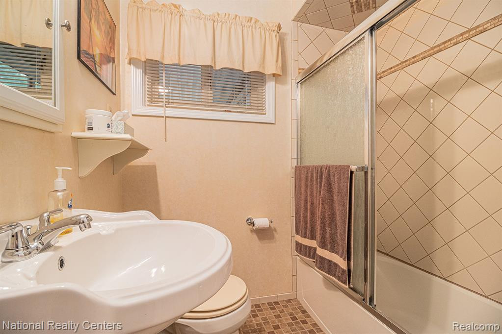 4981 PARDEE Avenue, Dearborn Heights, MI 48125 — Photo 11
