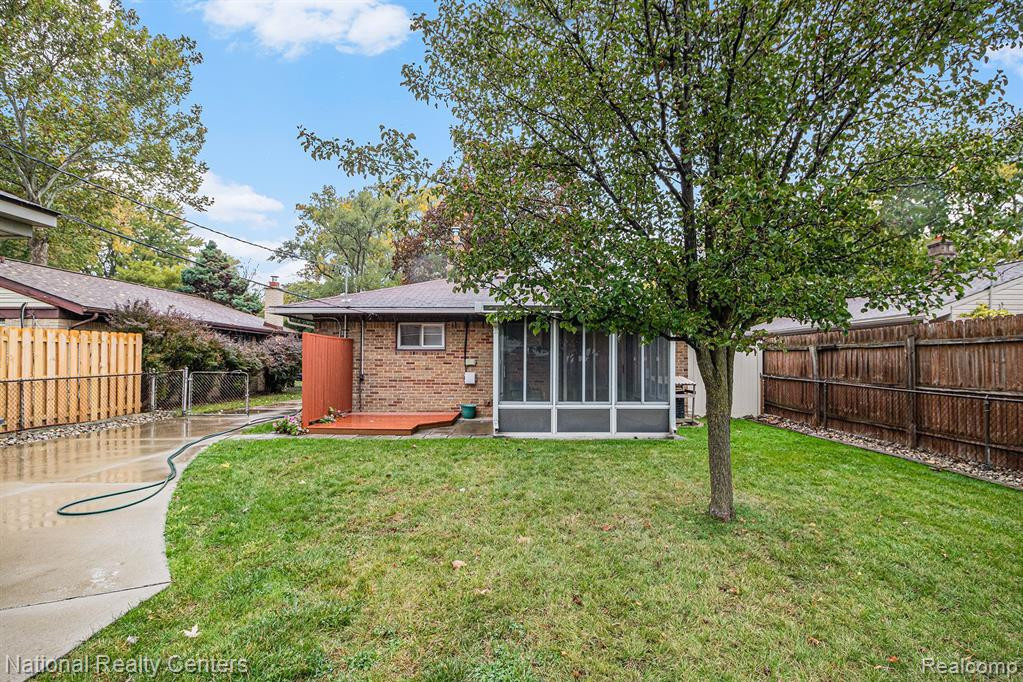 4981 PARDEE Avenue, Dearborn Heights, MI 48125 — Photo 17