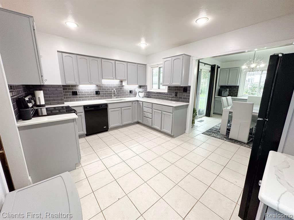 8328 HOLLY Drive, Canton, MI 48187 — Photo 3