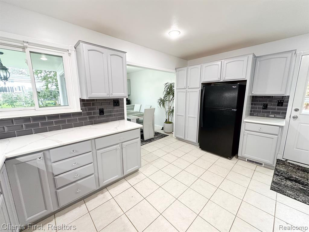 8328 HOLLY Drive, Canton, MI 48187 — Photo 4