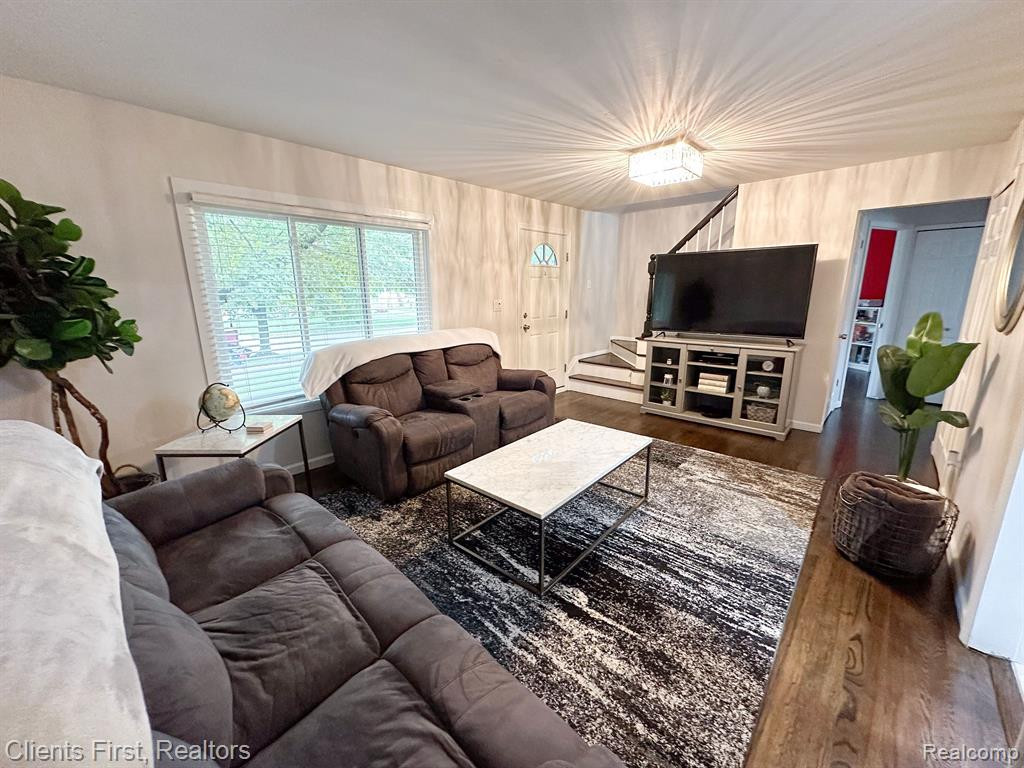 8328 HOLLY Drive, Canton, MI 48187 — Photo 9