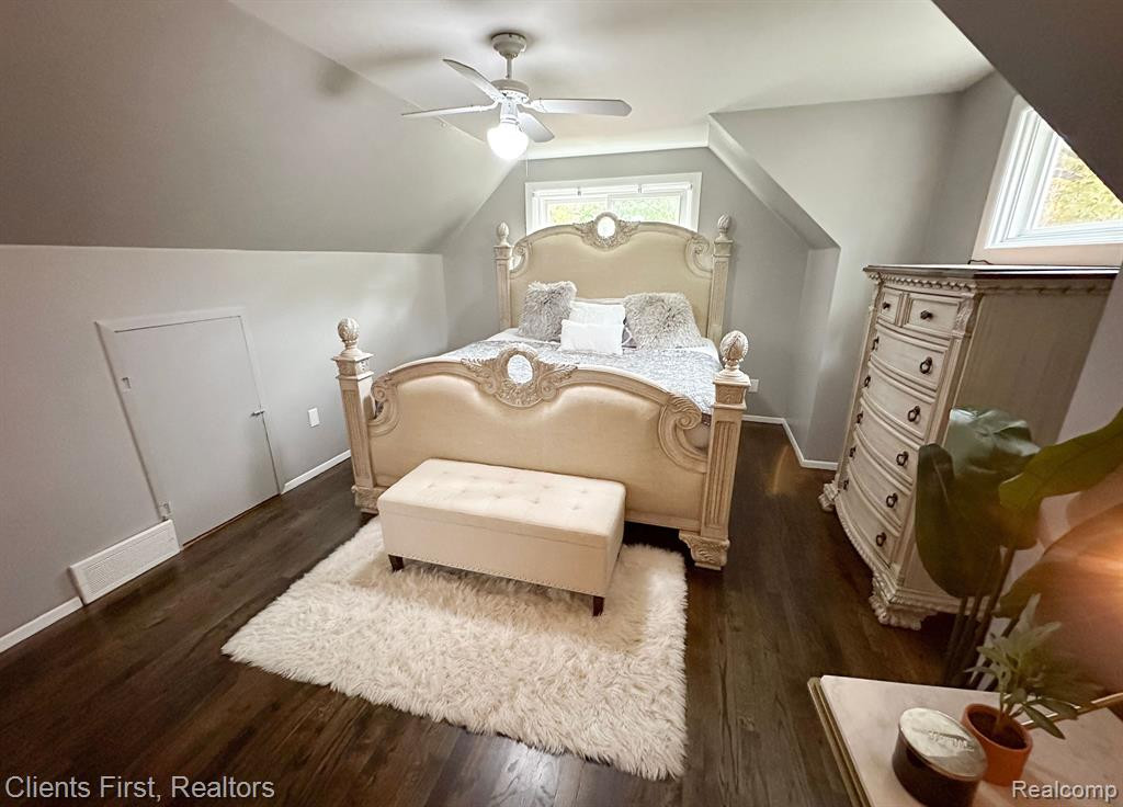 8328 HOLLY Drive, Canton, MI 48187 — Photo 16
