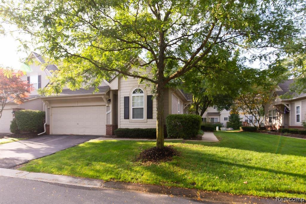 38492 SARATOGA Circle, Farmington Hills, MI 48331 — Photo 2
