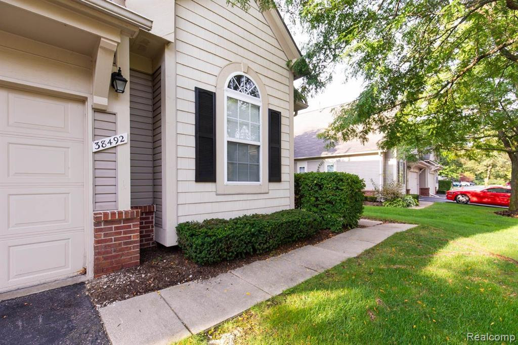 38492 SARATOGA Circle, Farmington Hills, MI 48331 — Photo 4