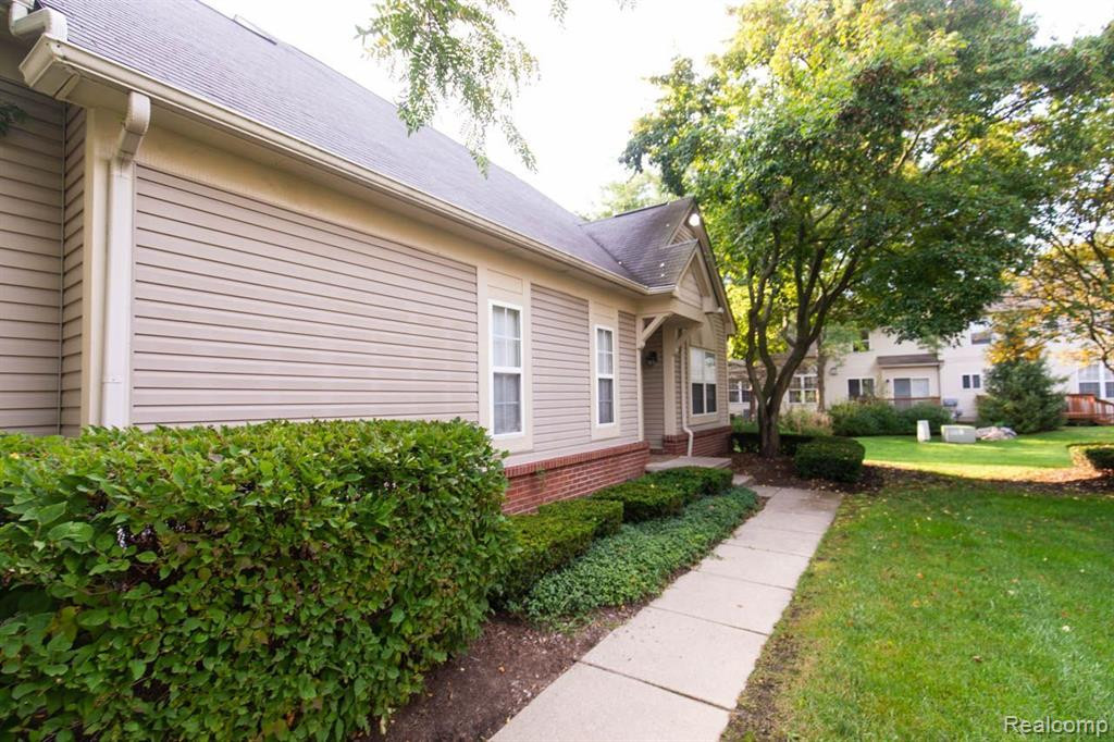 38492 SARATOGA Circle, Farmington Hills, MI 48331 — Photo 5