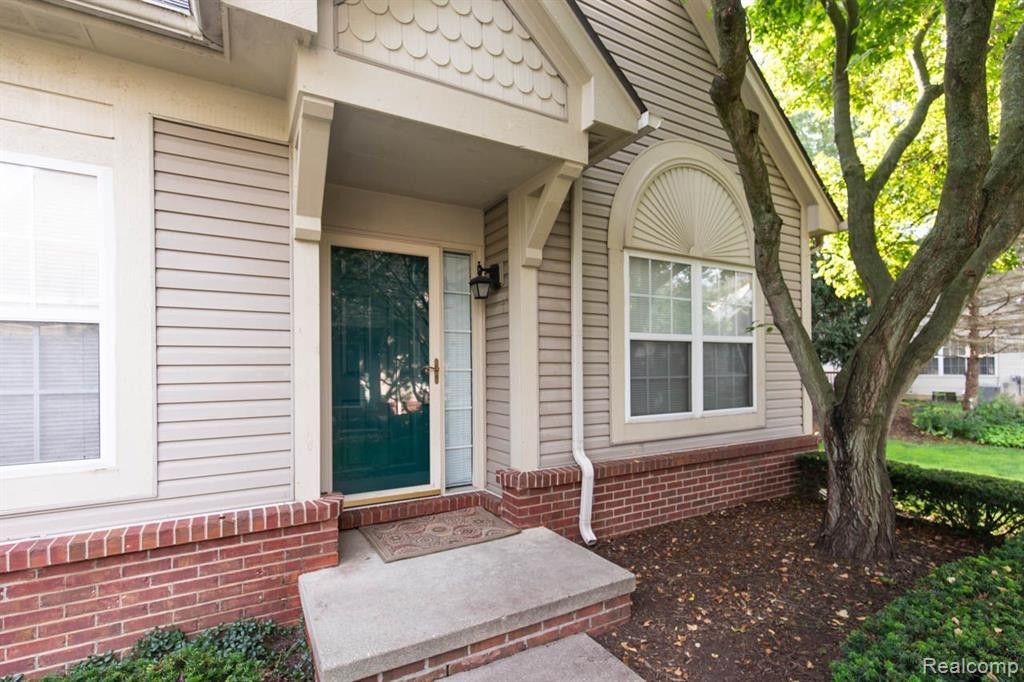 38492 SARATOGA Circle, Farmington Hills, MI 48331 — Photo 6