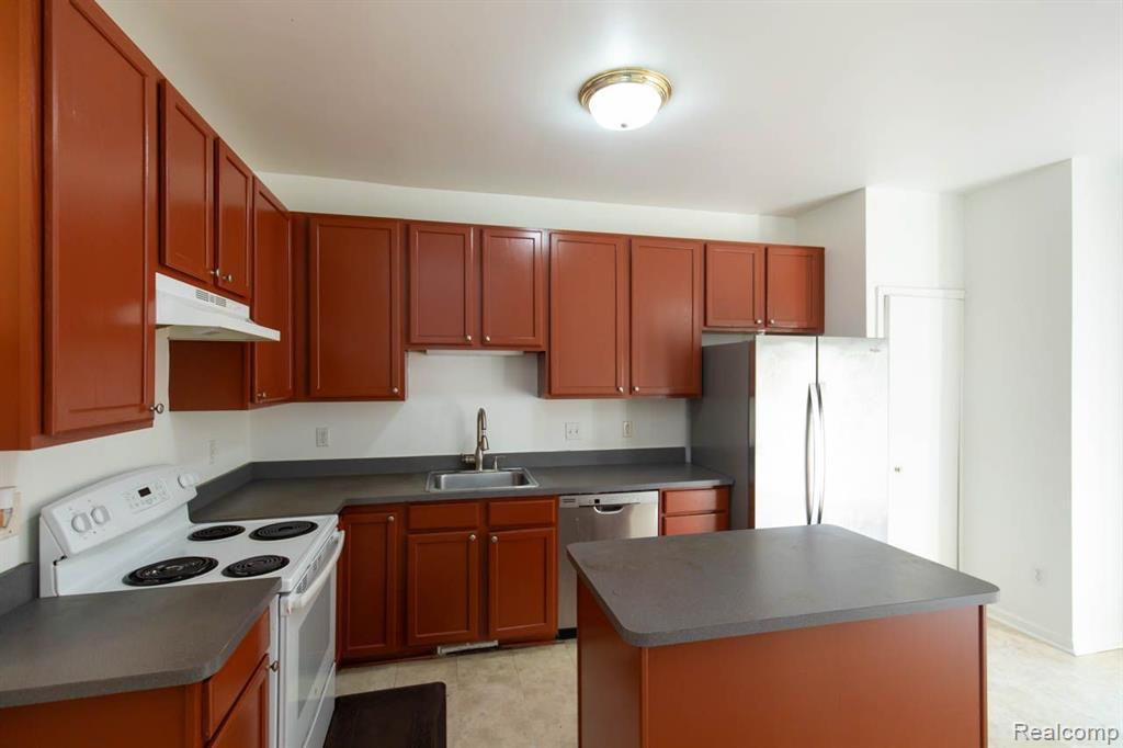 38492 SARATOGA Circle, Farmington Hills, MI 48331 — Photo 10