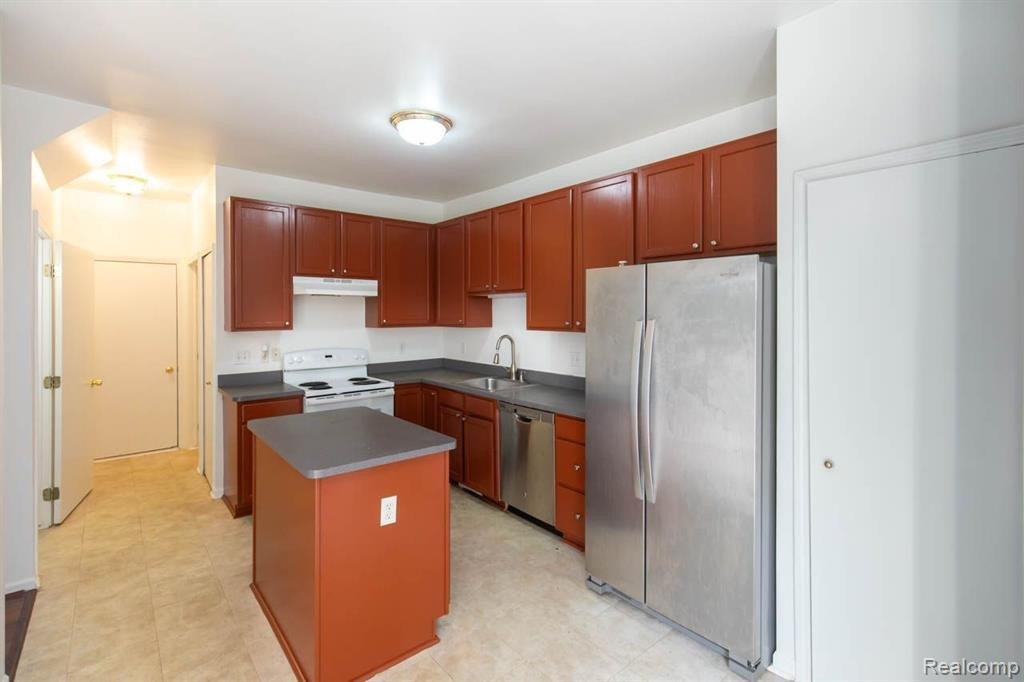 38492 SARATOGA Circle, Farmington Hills, MI 48331 — Photo 11
