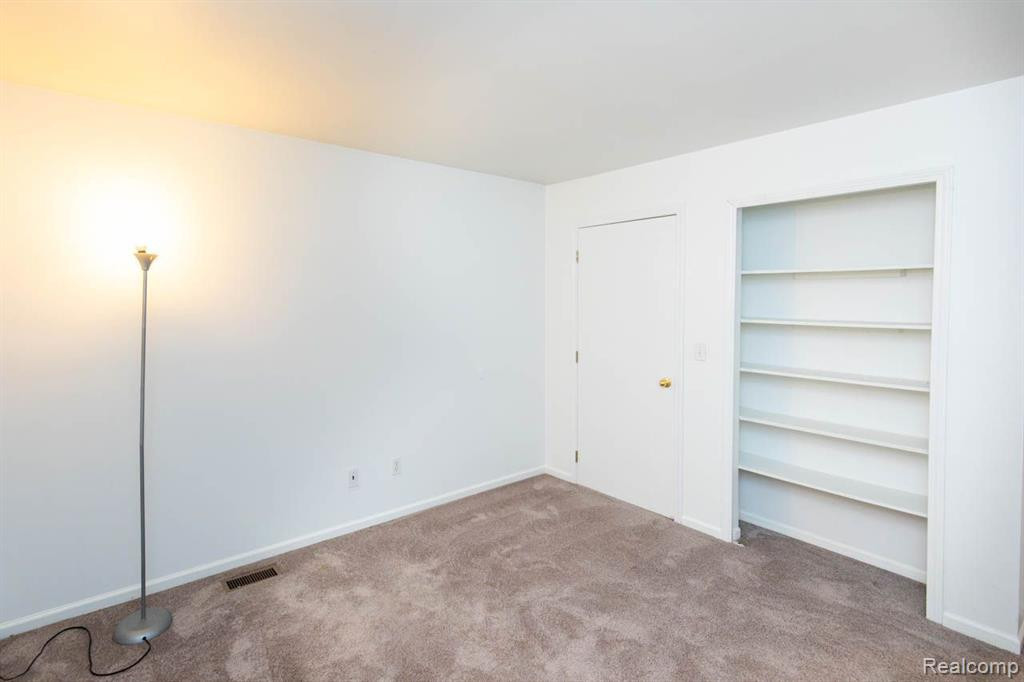 38492 SARATOGA Circle, Farmington Hills, MI 48331 — Photo 20