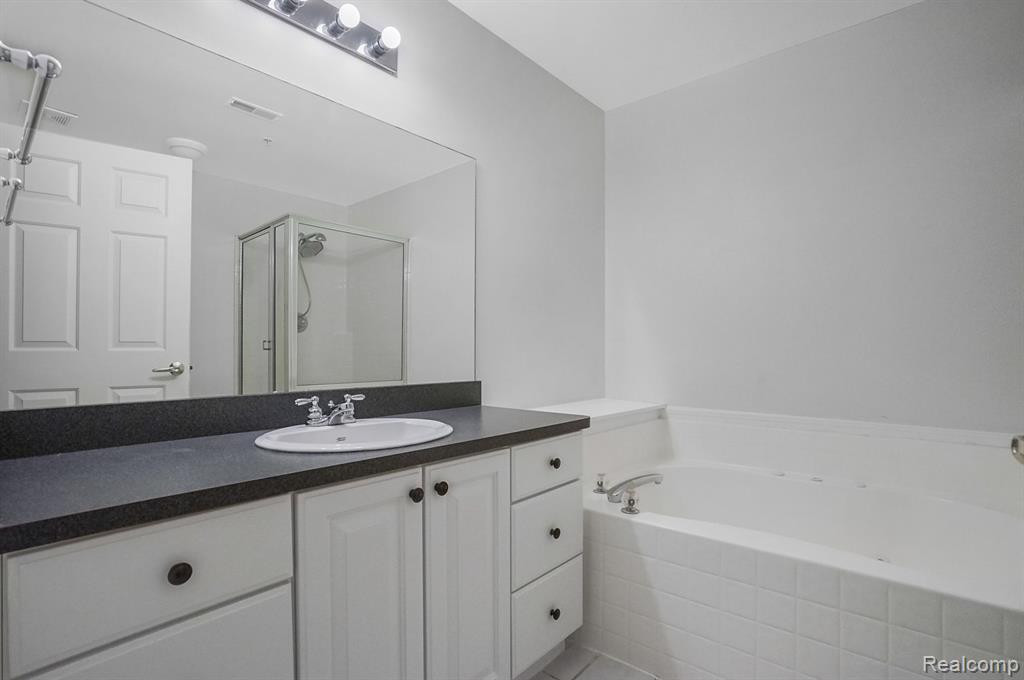 28247 CARLTON WAY Drive, Novi, MI 48377 — Photo 19