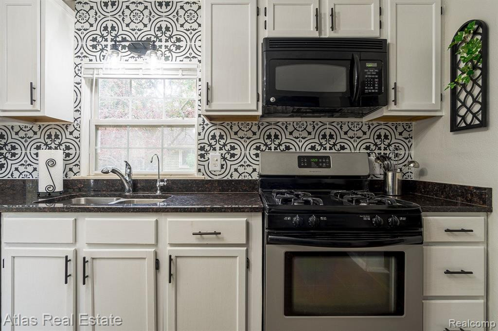 7483 PONTIAC Street, Goodrich Vlg, MI — Photo 19