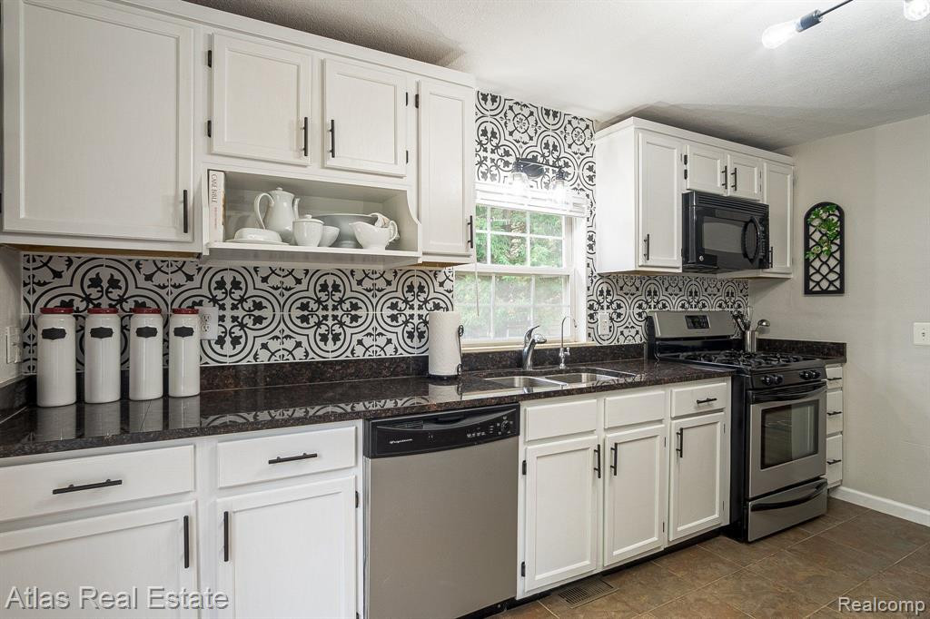 7483 PONTIAC Street, Goodrich Vlg, MI — Photo 21