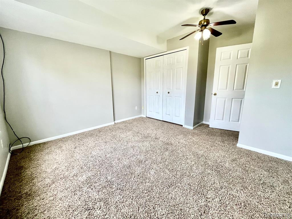 537 VICTORIAN Lane, Belleville, MI 48111 — Photo 38