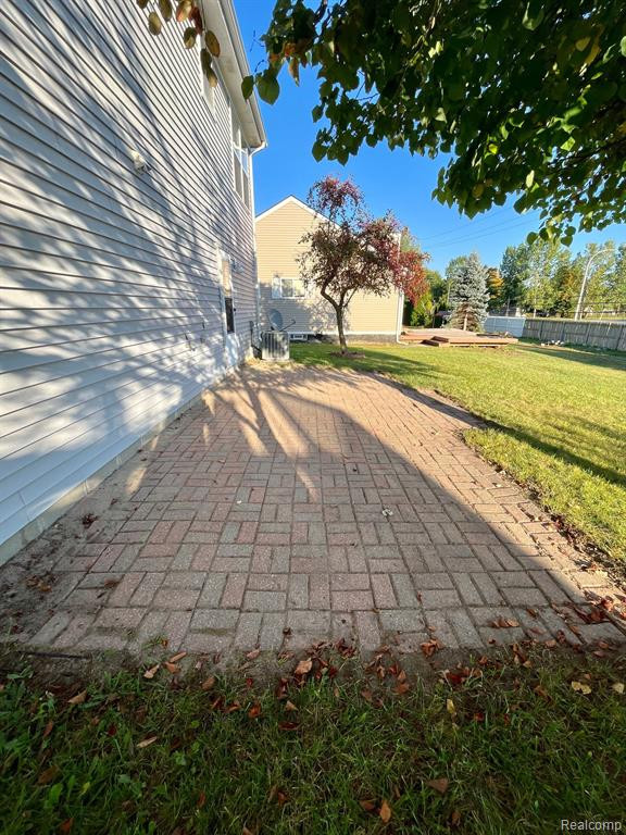 537 VICTORIAN Lane, Belleville, MI 48111 — Photo 45