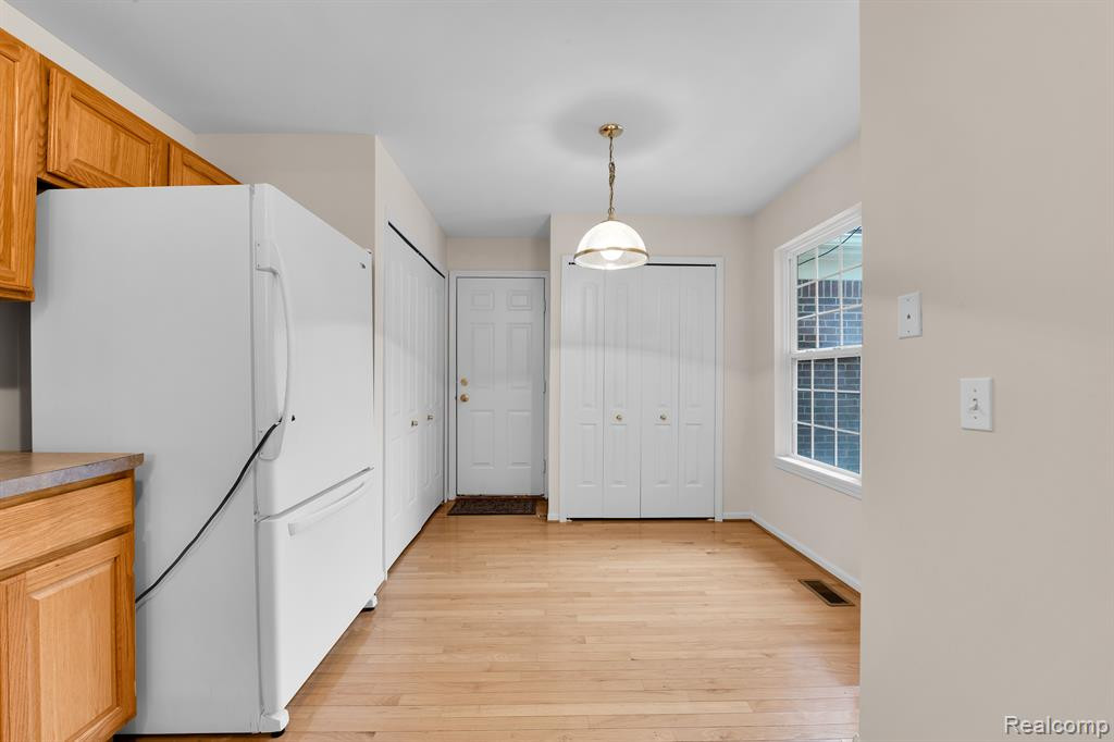 8756 COLUMBIA Circle, Canton, MI 48187 — Photo 7