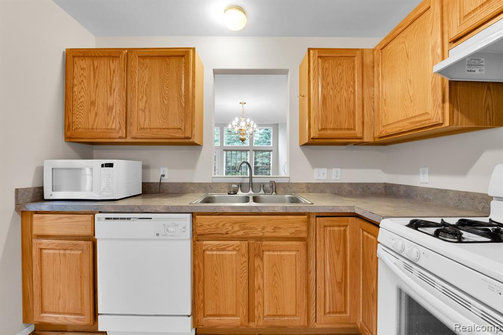 8756 COLUMBIA Circle, Canton, MI 48187 — Photo 8