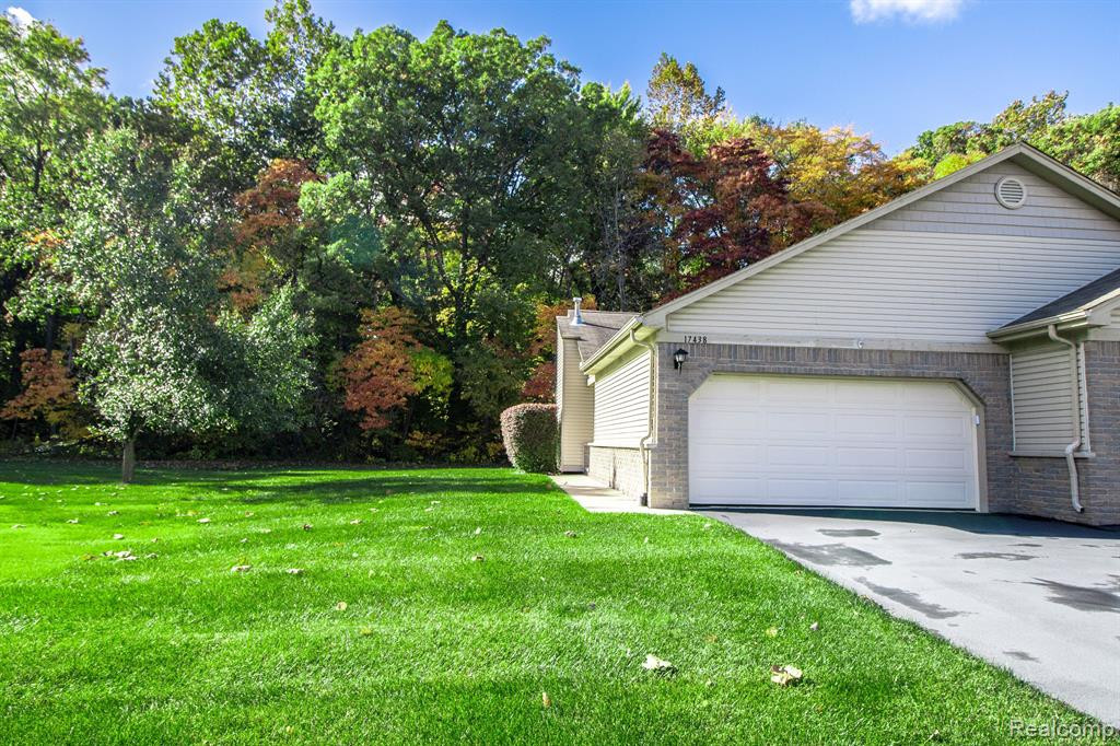 17438 N LUCILLE Circle, 17, New Boston, MI 48164 — Photo 2