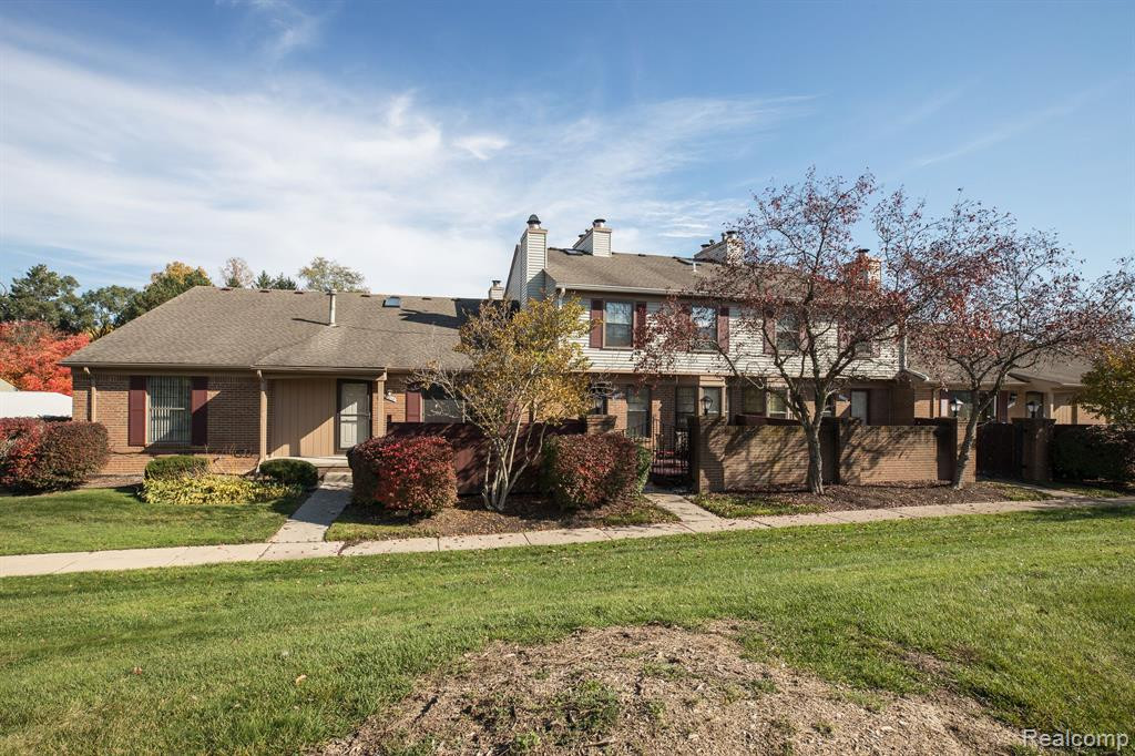 31210 Country Way, Farmington Hills, MI 48331 — front exterior