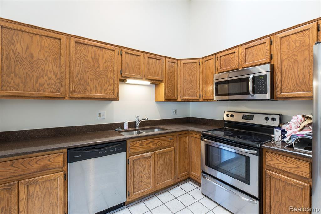 31210 Country Way, Farmington Hills, MI 48331 — Photo 8