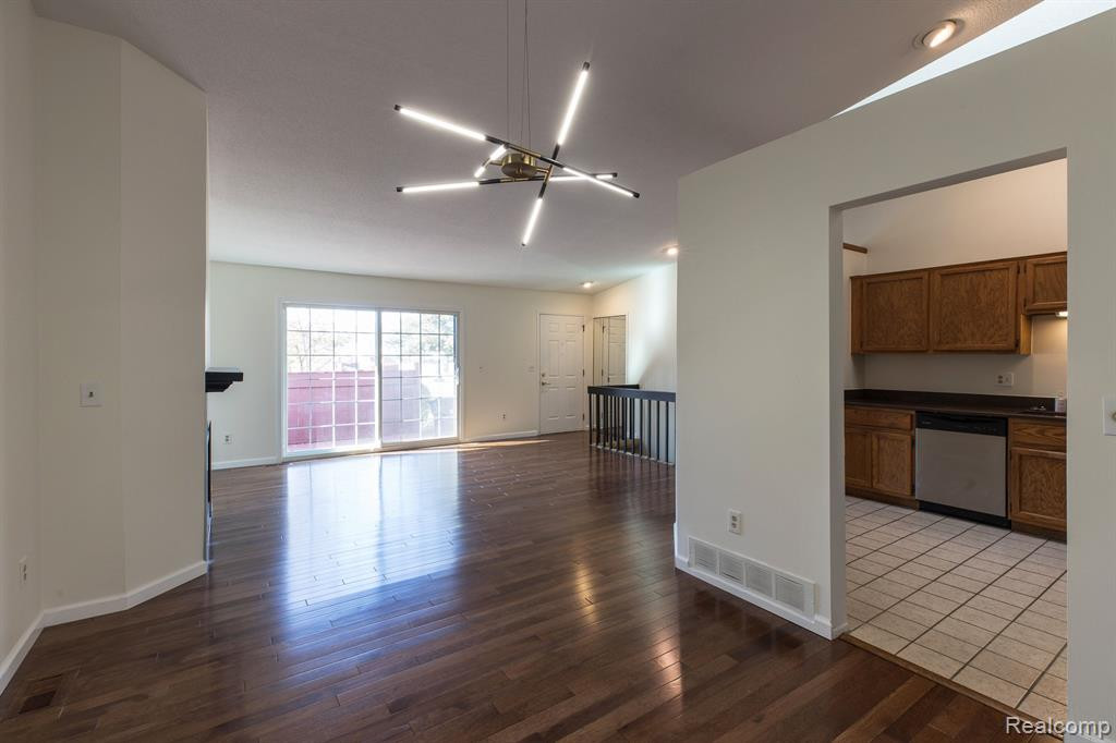 31210 Country Way, Farmington Hills, MI 48331 — Photo 13