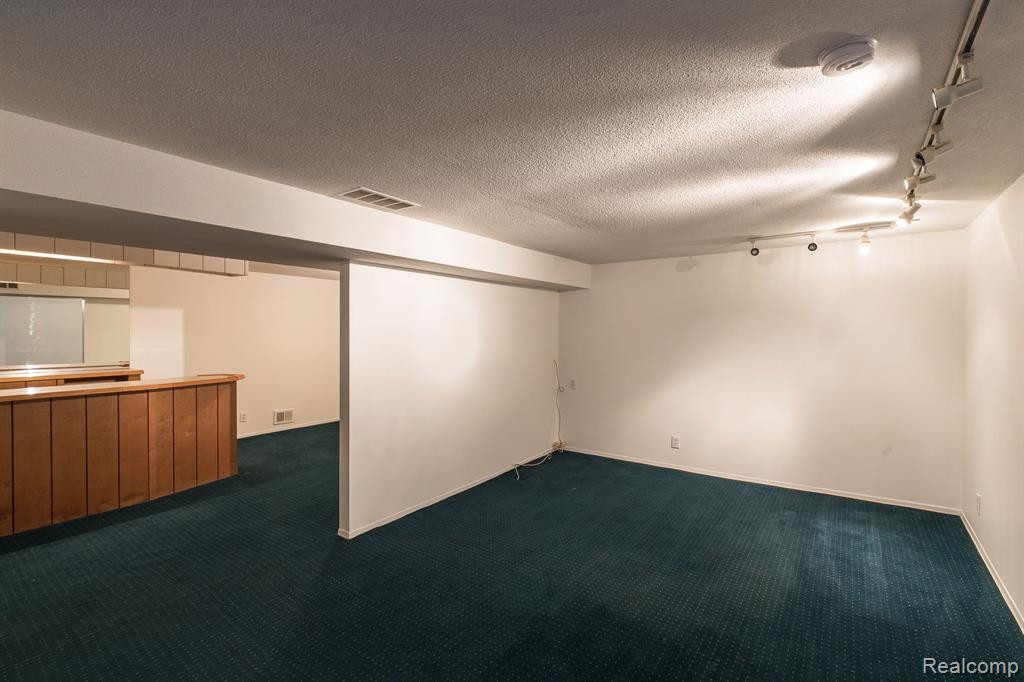 31210 Country Way, Farmington Hills, MI 48331 — Photo 20