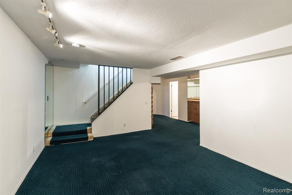 31210 Country Way, Farmington Hills, MI 48331 — Photo 21