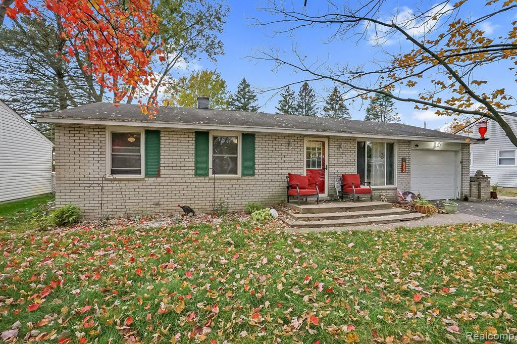 2435 ROSELAWN Street, Wolverine Lake, MI 48390 — Photo 2