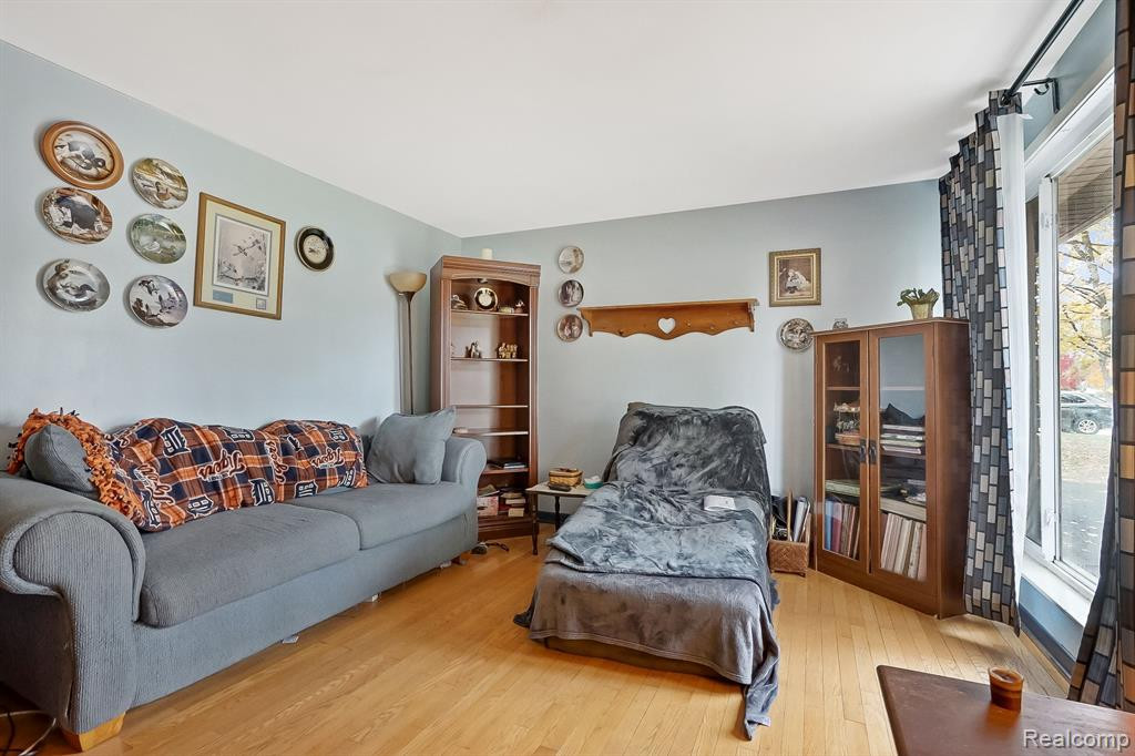 2435 ROSELAWN Street, Wolverine Lake, MI 48390 — Photo 5