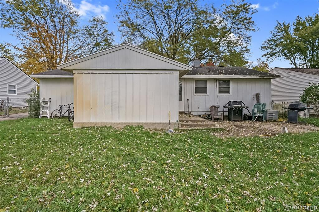 2435 ROSELAWN Street, Wolverine Lake, MI 48390 — Photo 18