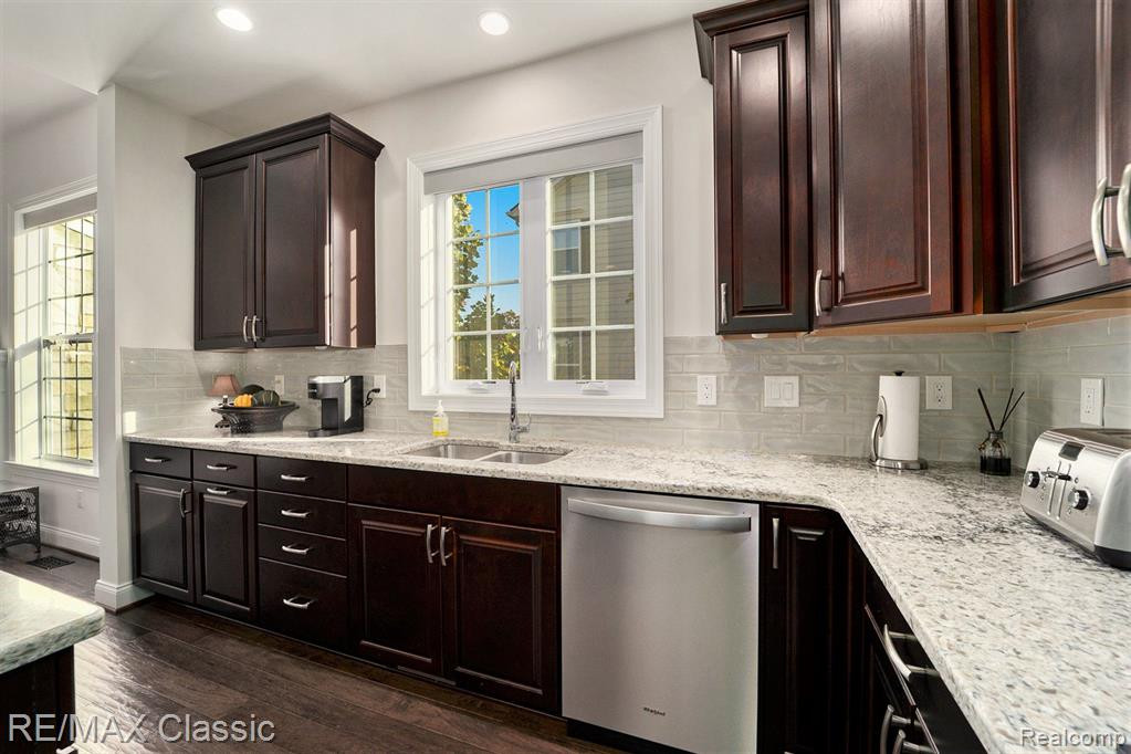 42832 CARDINAL Way, 47, Novi, MI — Photo 11