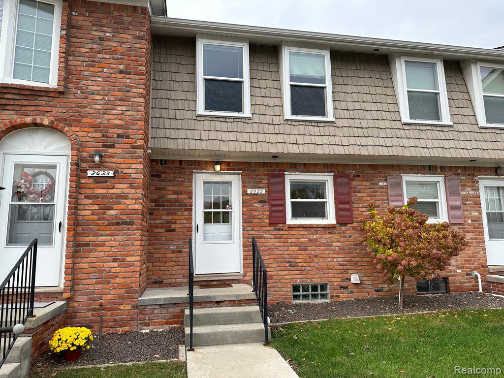 2635 KINGSTOWNE Drive, Commerce Twp, MI 48390 — front exterior