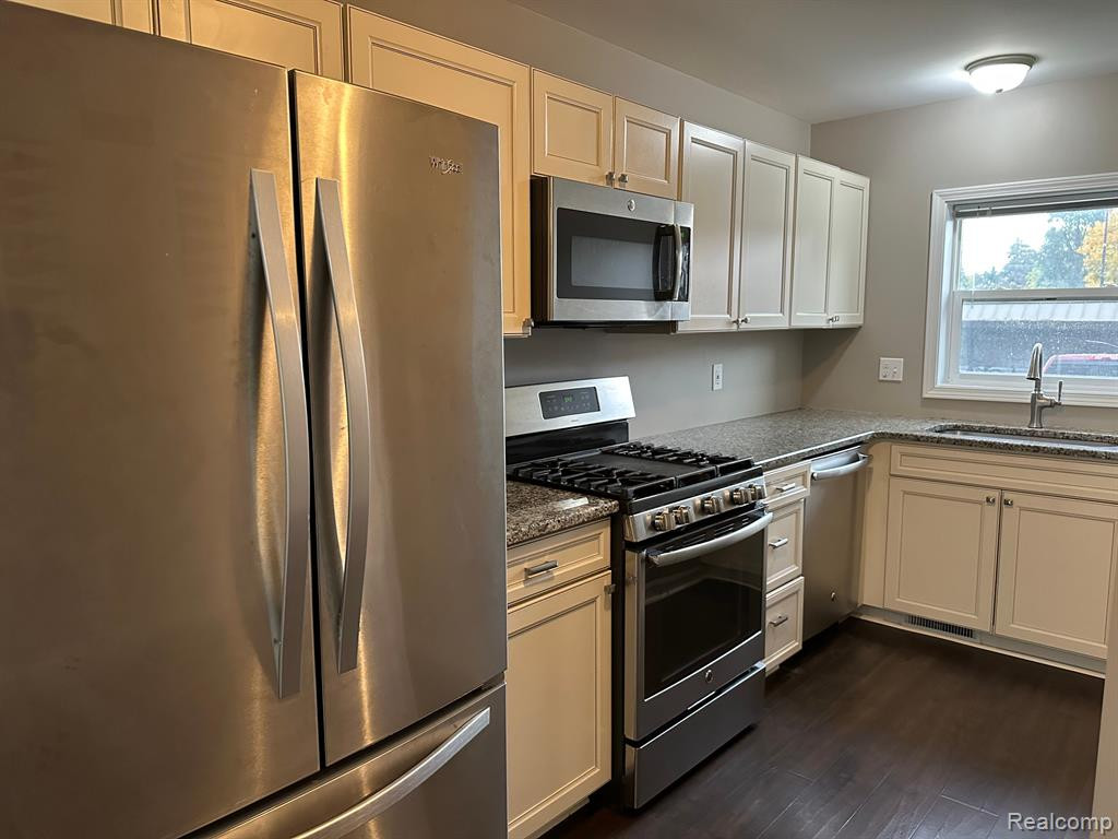 2635 KINGSTOWNE Drive, Commerce Twp, MI 48390 — Photo 2
