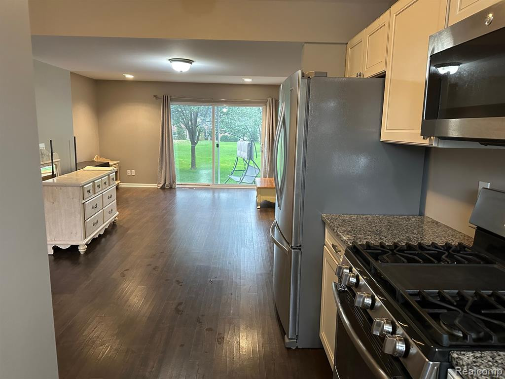 2635 KINGSTOWNE Drive, Commerce Twp, MI 48390 — Photo 3