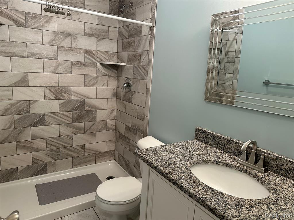 2635 KINGSTOWNE Drive, Commerce Twp, MI 48390 — Photo 10