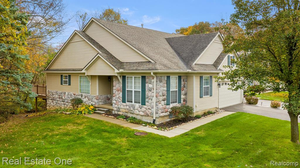 1094 CALPERNIA, Wixom, MI 48393 — front exterior