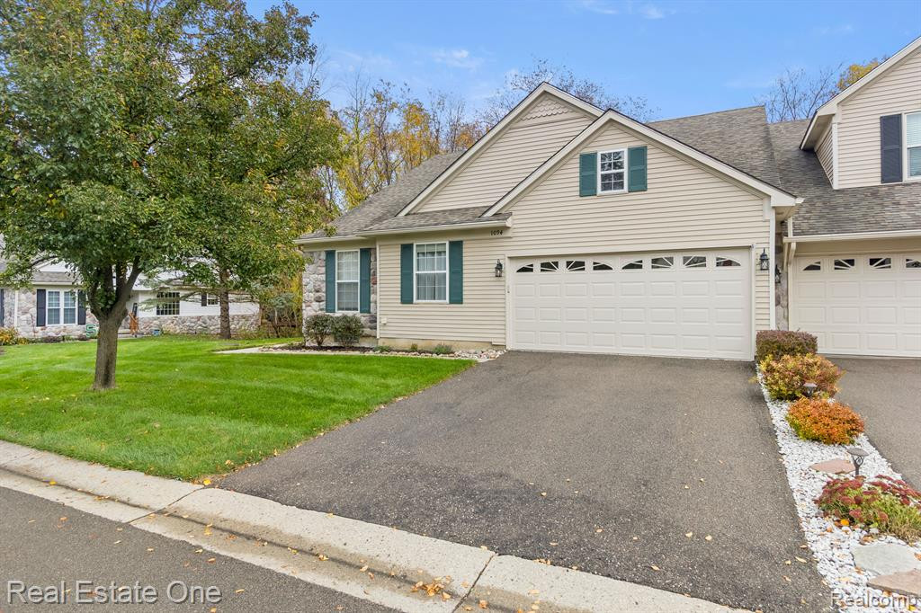 1094 CALPERNIA, Wixom, MI 48393 — Photo 2