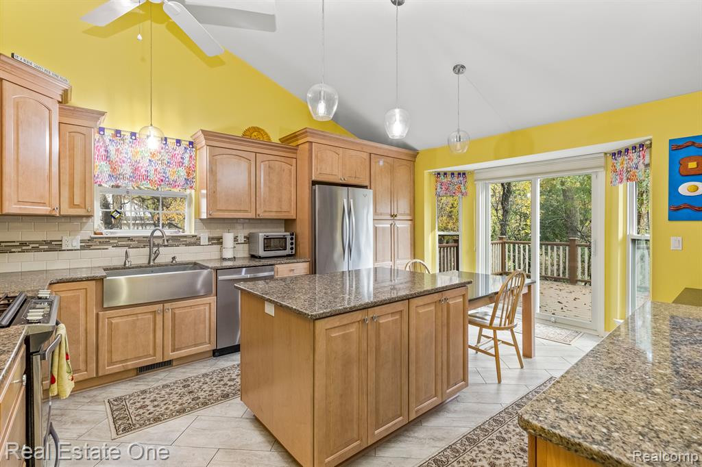 1094 CALPERNIA, Wixom, MI 48393 — Photo 13