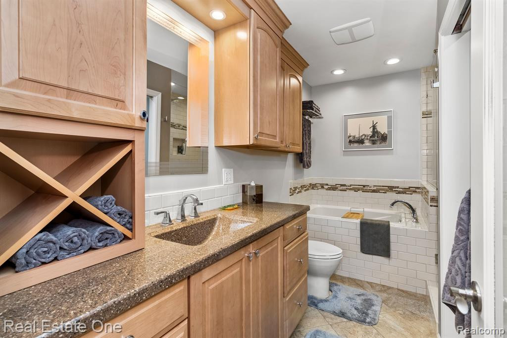 1094 CALPERNIA, Wixom, MI 48393 — Photo 18